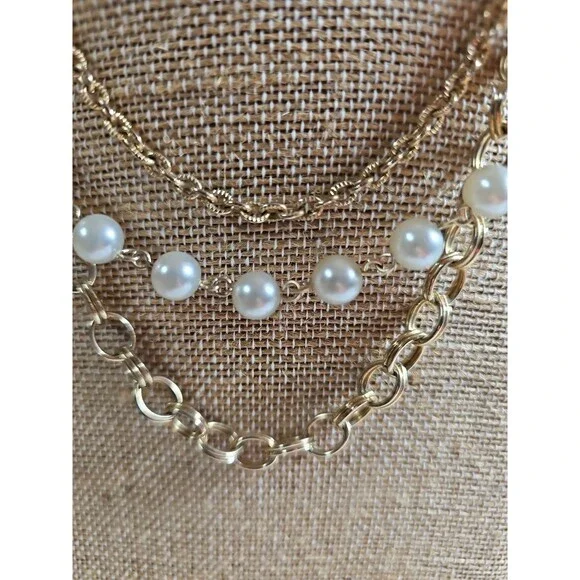 Vintage faux pearls with gold tone chain. - Picture 2 of 4